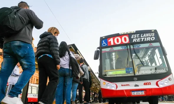 Colectivos acordaron un piso salarial y tarifas