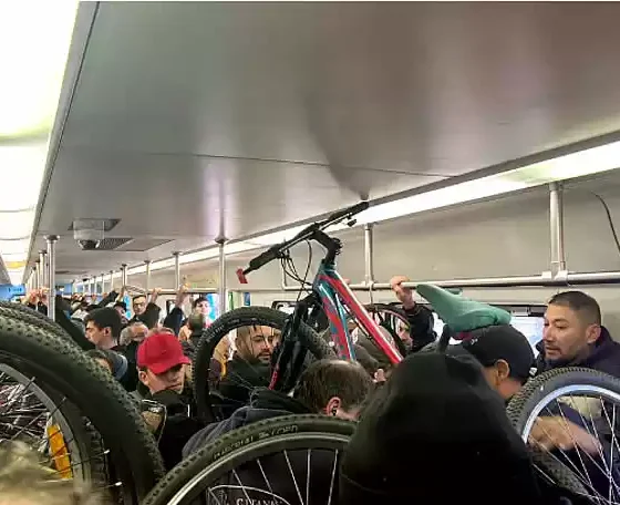 Tren Sarmiento sin barreras y con demoras 32 Tren sarmiento con demoras