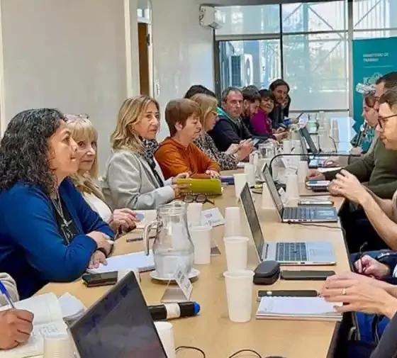 Gremios docentes y estatales rechazaron la oferta salarial de la Provincia 32 Gremios Docentes y estatales