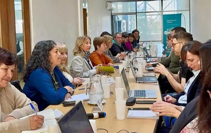 Gremios docentes y estatales rechazaron la oferta salarial de la Provincia 31 Gremios Docentes y estatales