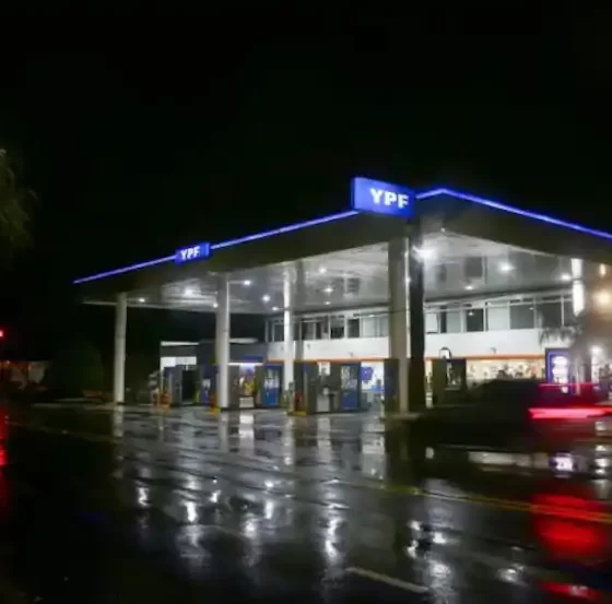 YPF de noche