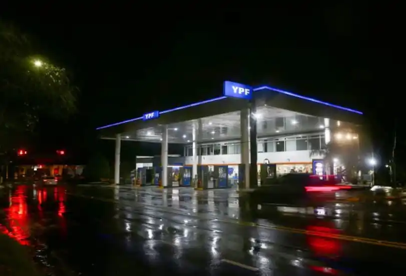 YPF de noche