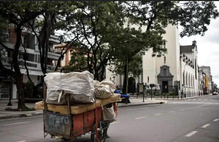 la pobreza bajó 23,1% en un año