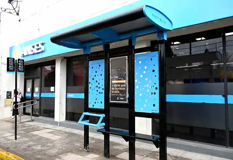 Instalan nuevos refugios en paradas de colectivos 35 nuevos refugios en paradas de colectivos