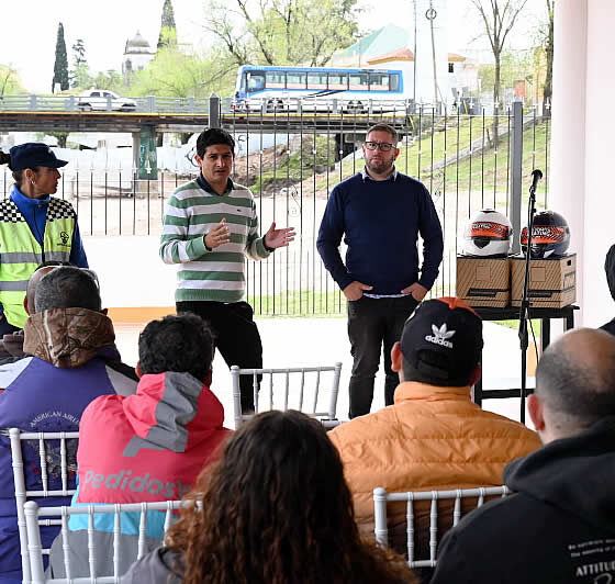 Nueva jornada de concientización para repartidores en motos 32 repartidores en motos