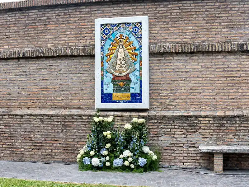 La Virgen de Luján ya tiene su lugar en los Jardines Vaticanos 35 virgen mosaico