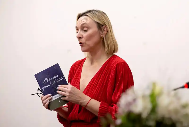 Silvia Frank presentó su primer libro de cuentos “Otro día igual al resto” 35 Otro día igual al resto