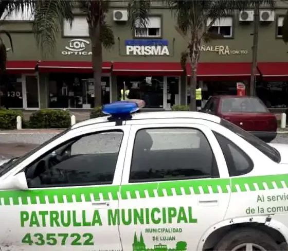 La patrulla municipal detiene a dos hombres por robar objetos de un auto 34 Patrulla municipal