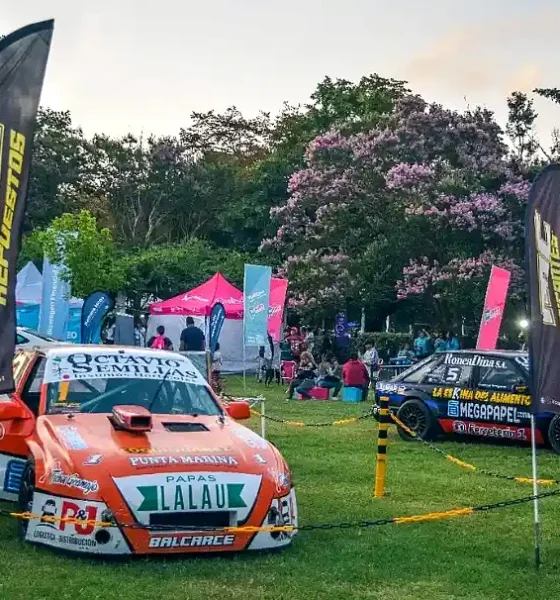Autos de carrera en un evento Febrero arranca con fiestas