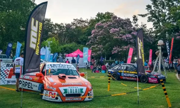 Autos de carrera en un evento Febrero arranca con fiestas
