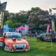 Autos de carrera en un evento Febrero arranca con fiestas