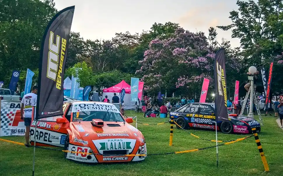 Autos de carrera en un evento Febrero arranca con fiestas