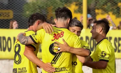 Celebración de un equipo de fútbol. Flandria se afirma en el Carlos V