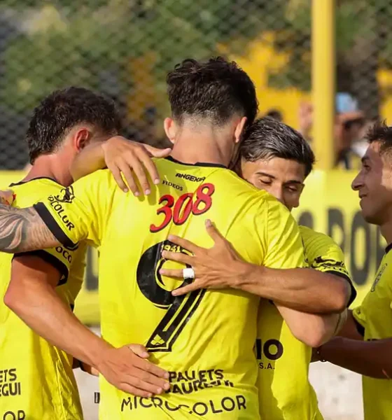 Celebración de un equipo de fútbol. Flandria se afirma en el Carlos V
