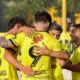 Celebración de un equipo de fútbol. Flandria se afirma en el Carlos V