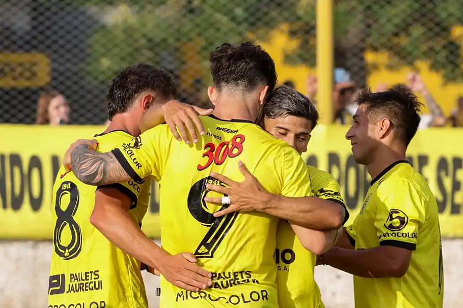 Celebración de un equipo de fútbol. Flandria se afirma en el Carlos V