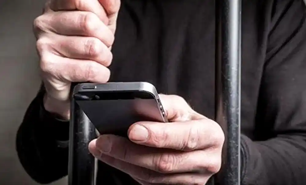 Proponen prohibir celulares en las cárceles
