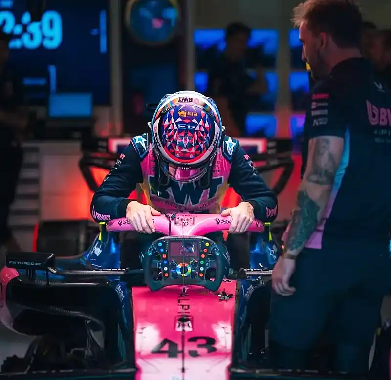 Colapinto concentrado en su monoplaza.