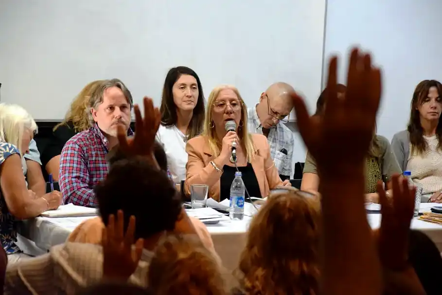 Docentes bonaerenses aprobaron aumento salarial y fijaron revisión en junio 33 Docentes bonaerenses aprobaron aumento salarial