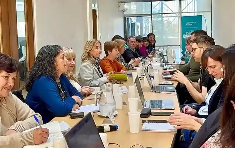 Docentes bonaerenses aprobaron aumento salarial y fijaron revisión en junio 34 Docentes bonaerenses aprobaron aumento salarial