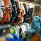Mujer eligiendo ropa en tienda de ventas PyME