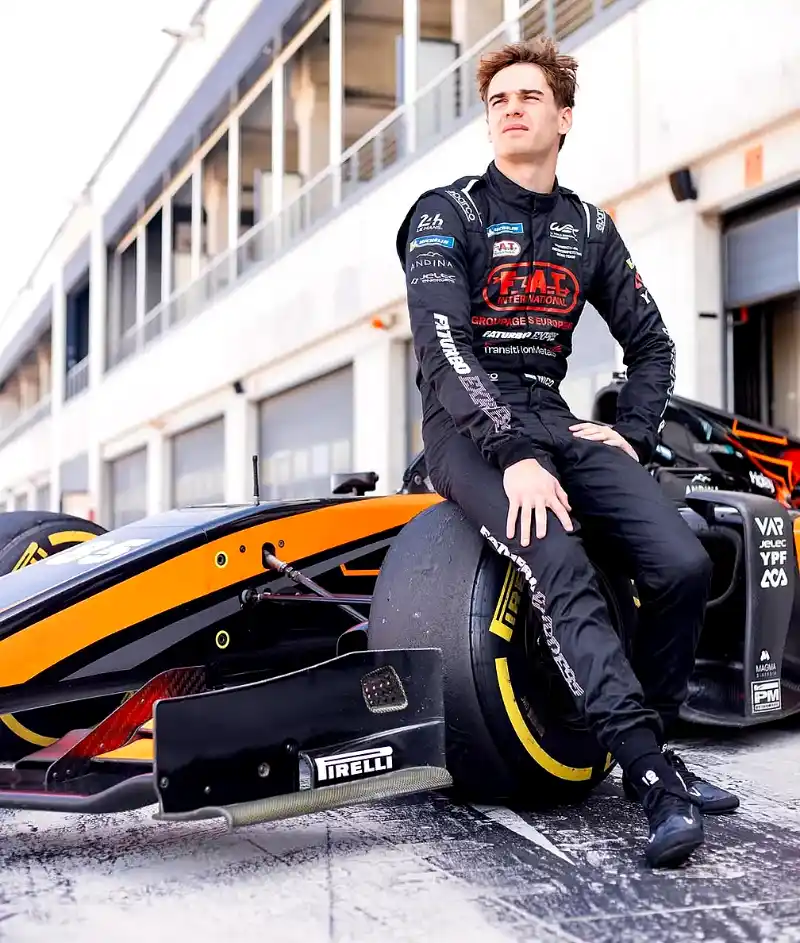 Nicolás Varrone junto a coche.