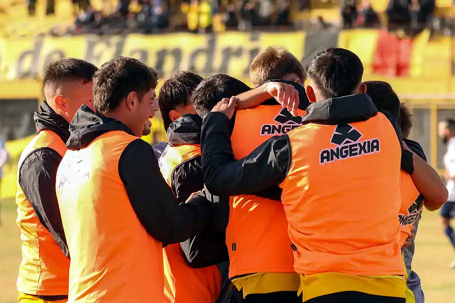 Flandria venció a Merlo y confirmó su recuperación 33 Flandria venció a Merlo y confirmó su recuperación
