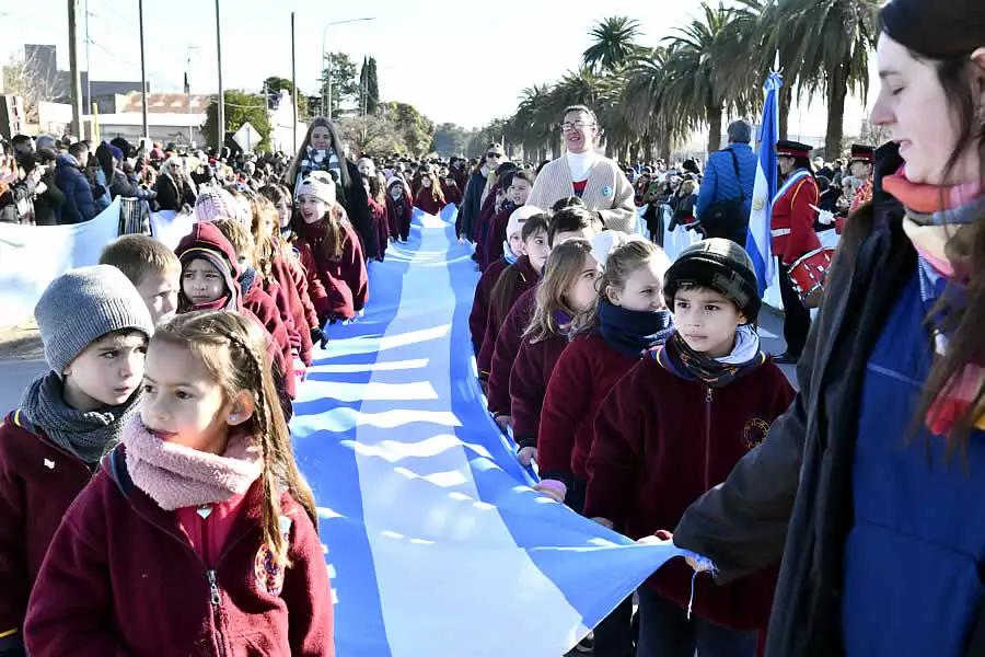 Este 9 de Julio, Jáuregui renueva una tradición que une a toda la comunidad 34 desfile 9 de julio