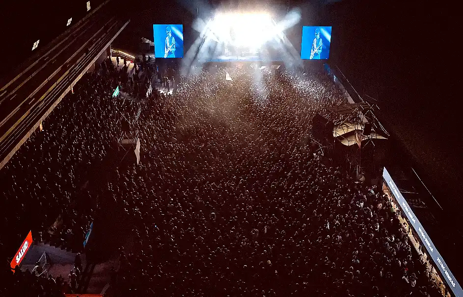 Skay volvió a La Plata y protagonizó una noche histórica ante un Hipódromo colmado 36 Skay volvió a La Plata y protagonizó una noche histórica