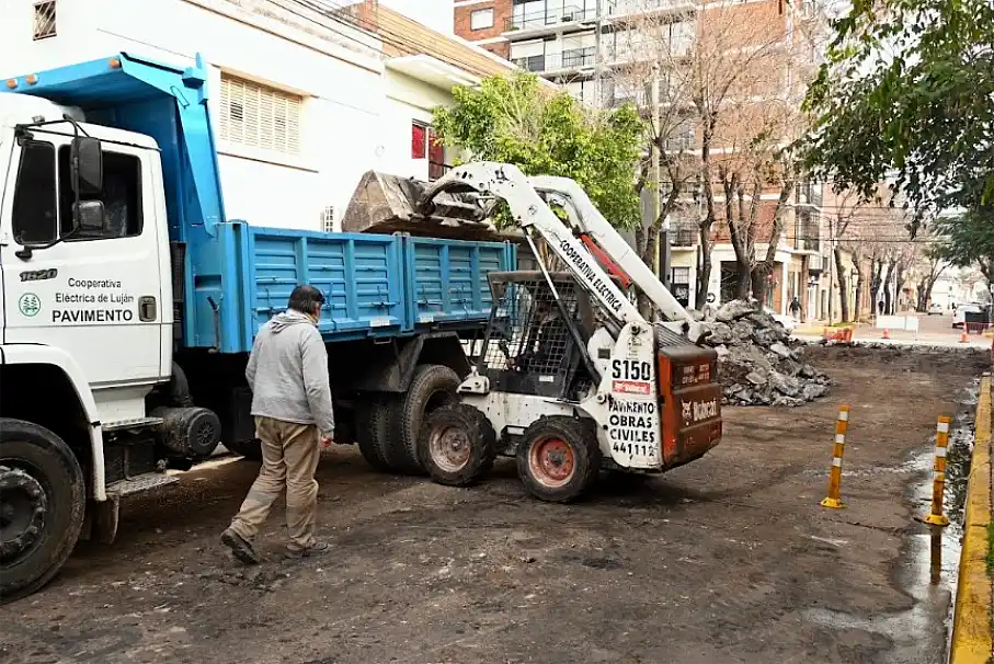 Bacheo en el centro de Luján