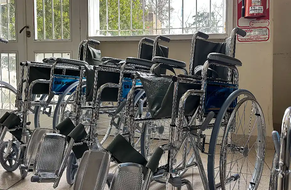 Ocho sillas de ruedas para residentes del Hogar Granja